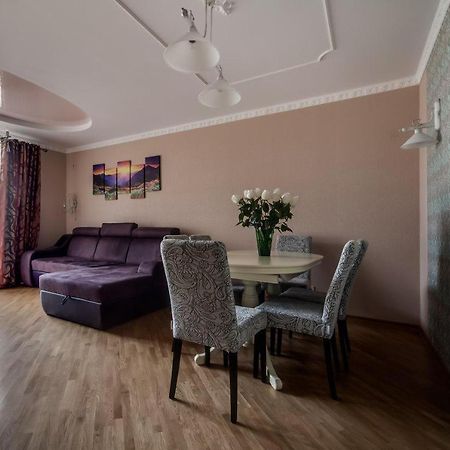 Apartamenty On Kryvonosa Lviv Exteriör bild