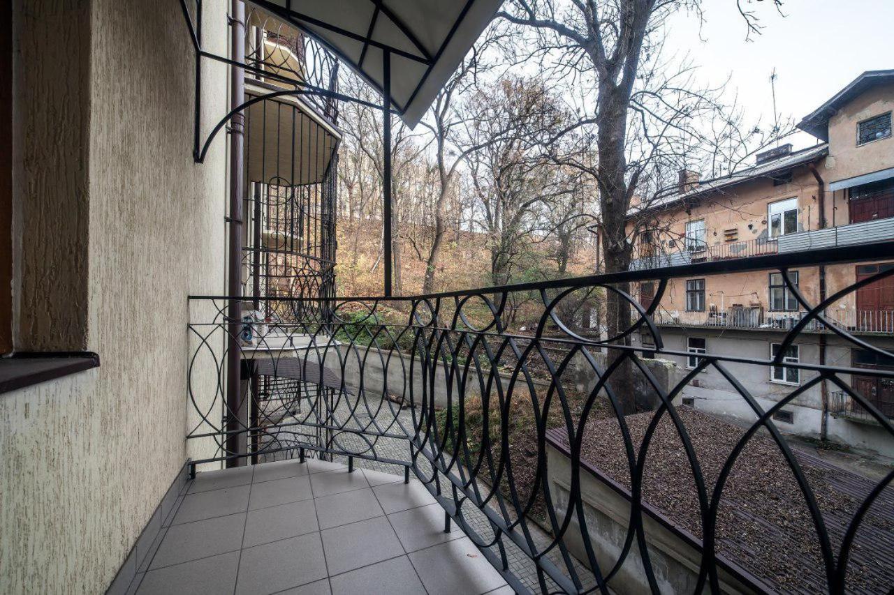Apartamenty On Kryvonosa Lviv Exteriör bild