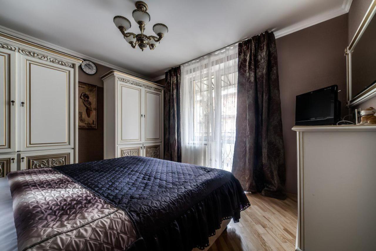 Apartamenty On Kryvonosa Lviv Exteriör bild